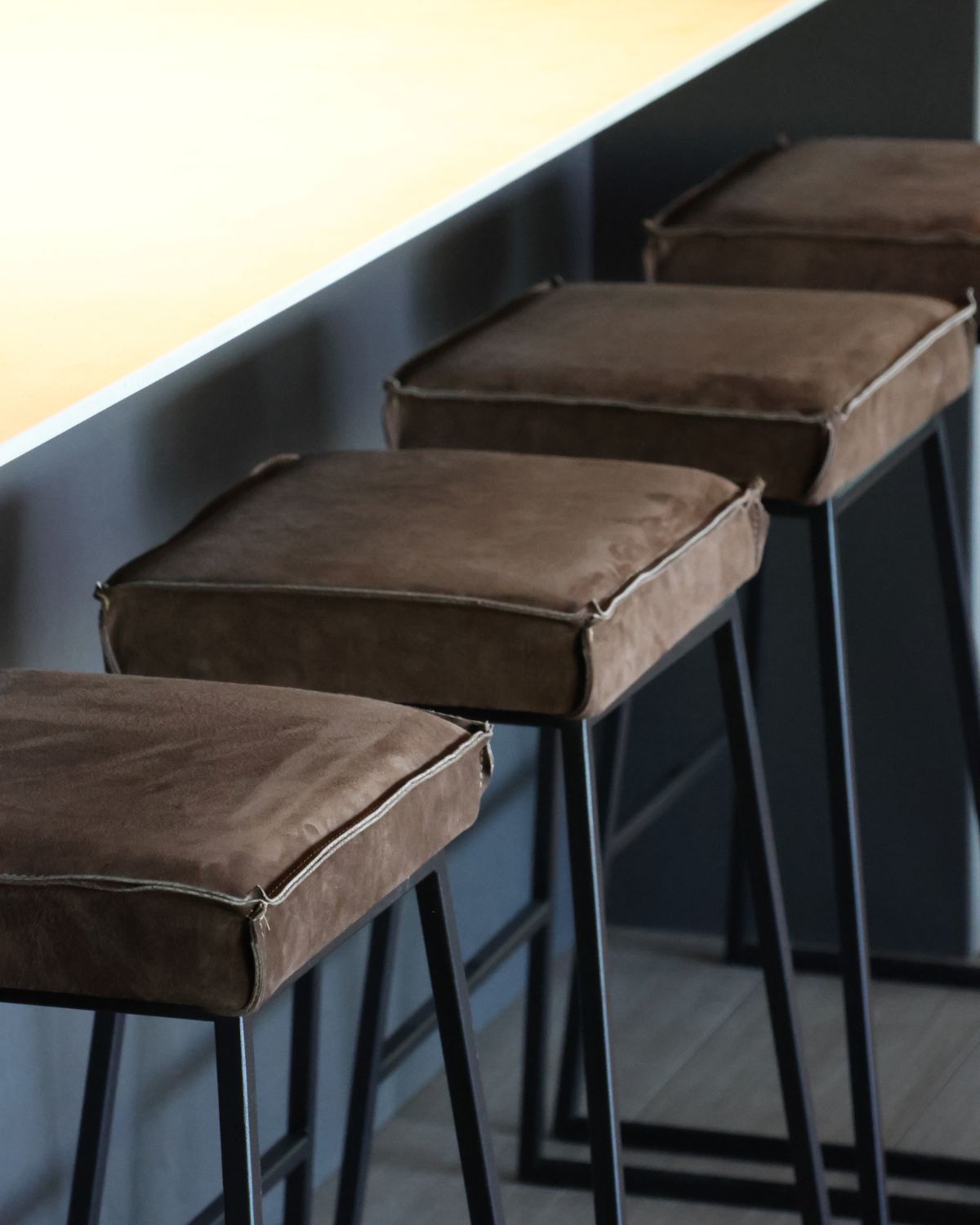 TABURETE CUIR CAFÉ WOOD